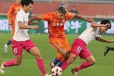 币游体育-里程碑夜山东泰山豪取连胜，欧联今晚刷纪录，悬念犹存，更衣室氛围转暖