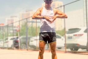 小兵雄赳赳中何晓凯不服输